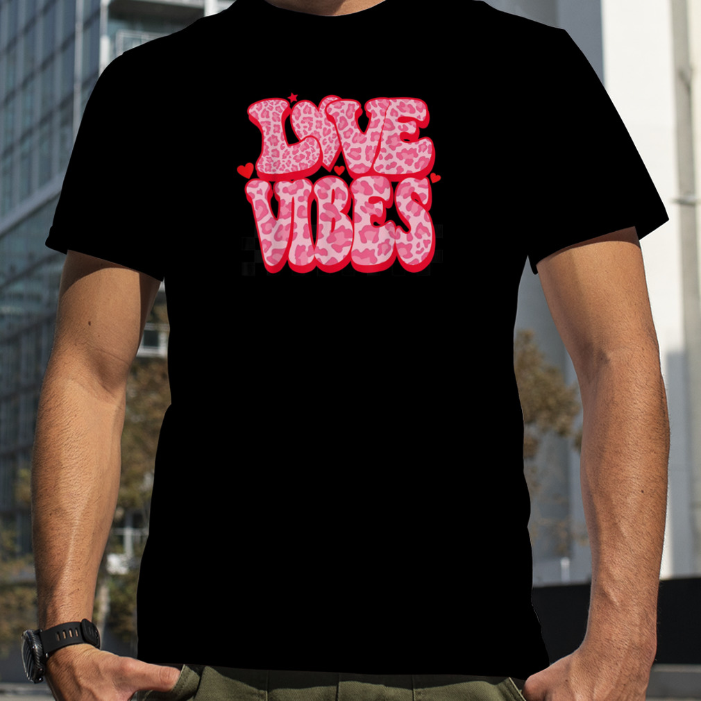Love Vibes Cute Pink Heart Valentines Day Retro Leopard T-Shirt B0BR6FNYHY