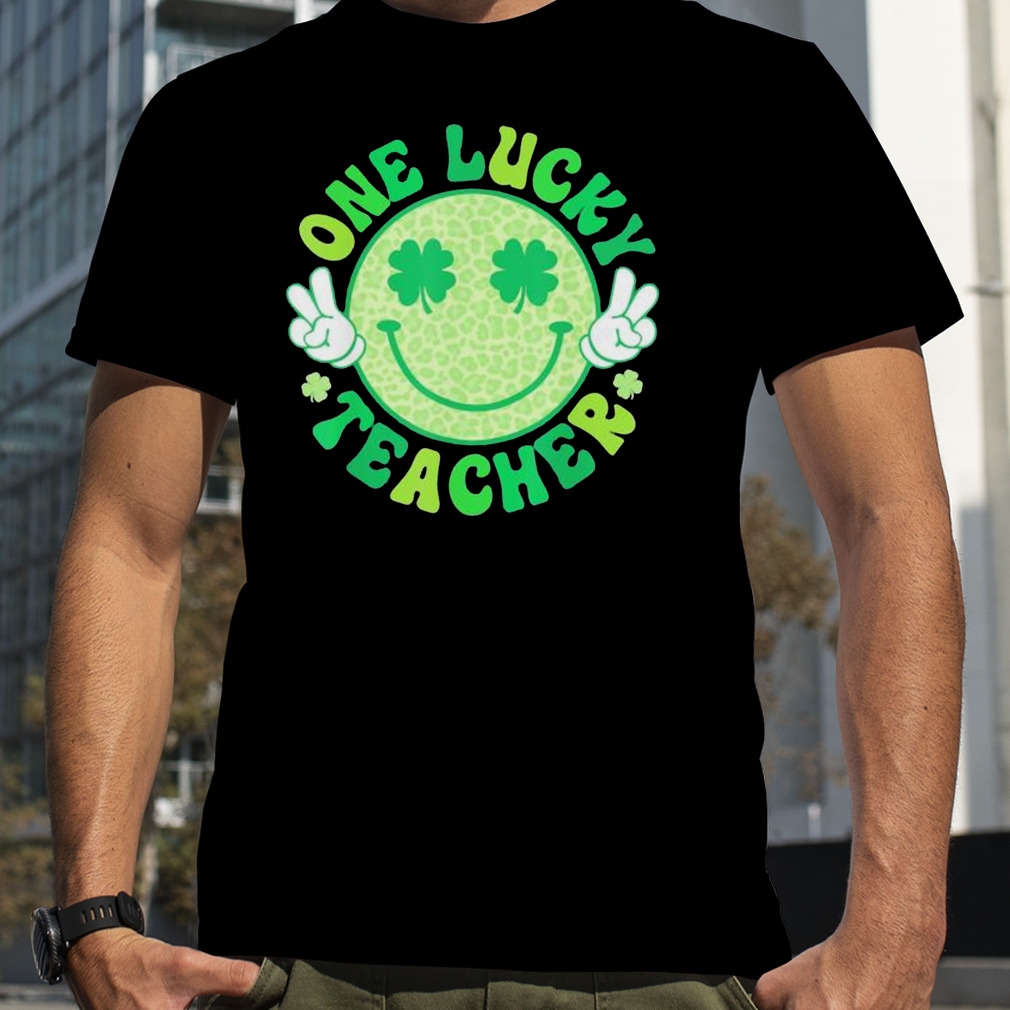 One Lucky Teacher Groovy Smile Face Patrick’s Day Shamrock 2023 Shirt
